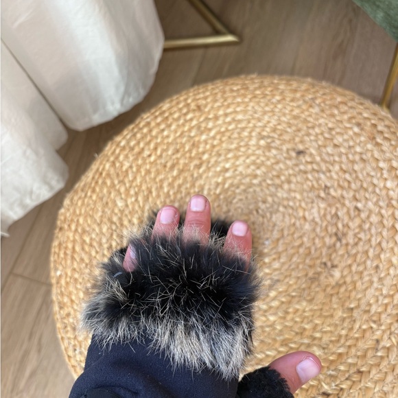 UGG Black Mittens with Faux-Fur Cuff - Picture 3 of 3